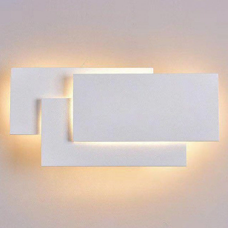 Applique murale LED acrylique allumée, lumière indirecte sur mur clair